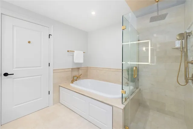 $699,000 | 1 Tower Drive, Unit 302, Portsmouth, RI 02871