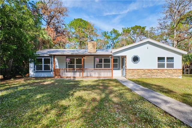 a view of a house with a backyard