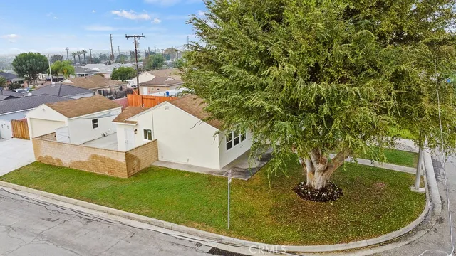 a view of a house with a backyard
