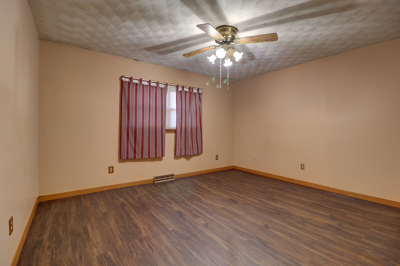 3016 Schick Court Clinton, IA 52732 - Photo 13 of 37