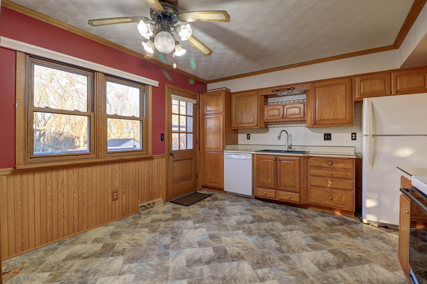 3016 Schick Court Clinton, IA 52732 - Photo 4 of 37