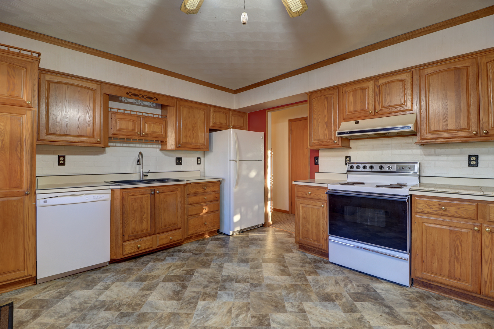 3016 Schick Court Clinton, IA 52732 - Photo 5 of 37