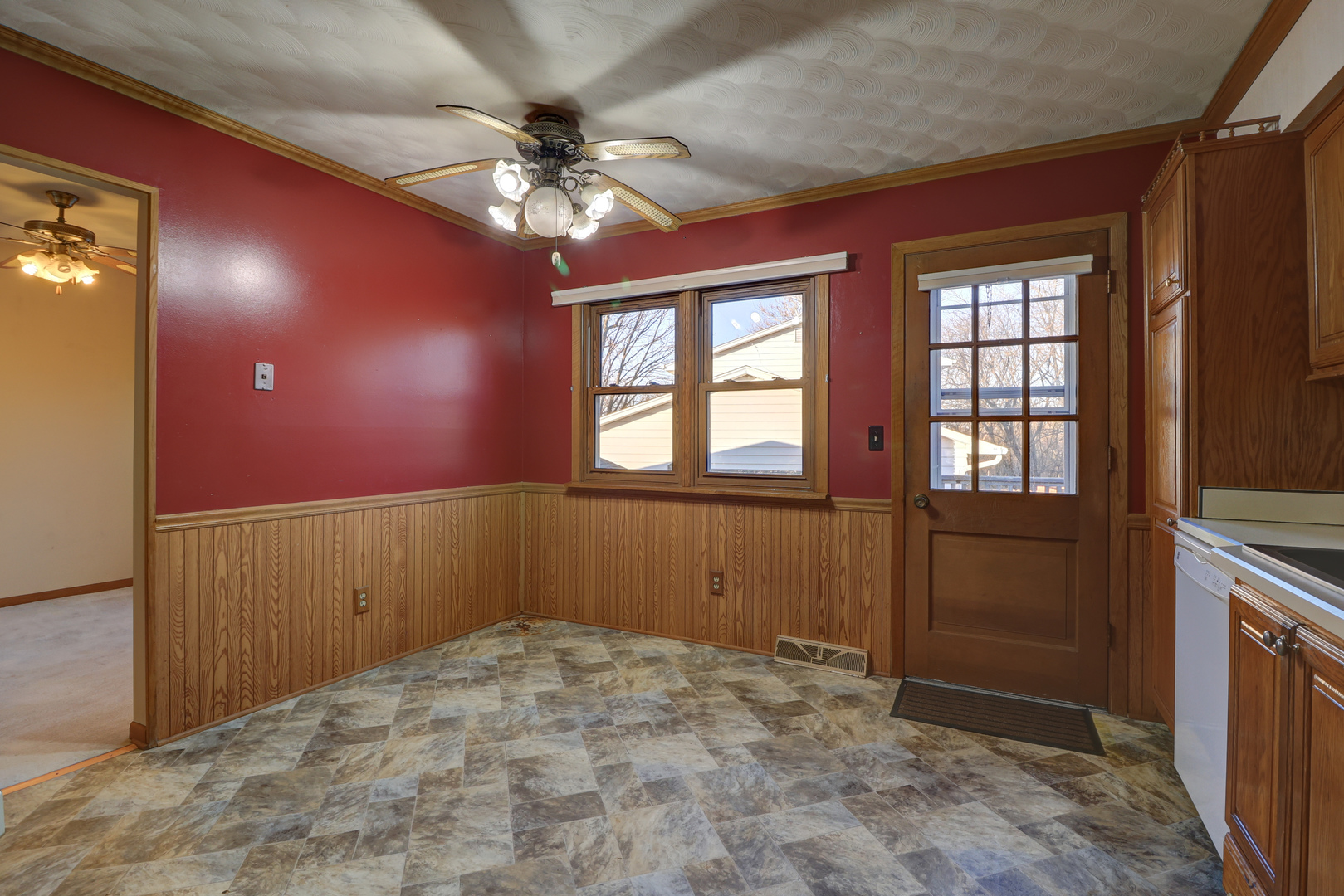 3016 Schick Court Clinton, IA 52732 - Photo 7 of 37