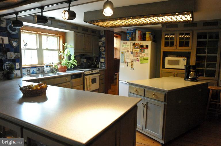 21600 Davis Mill Road Germantown, MD 20876 - Photo 16 of 30 Kitchen