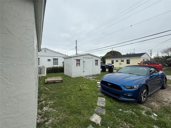 a view of a house with a backyard