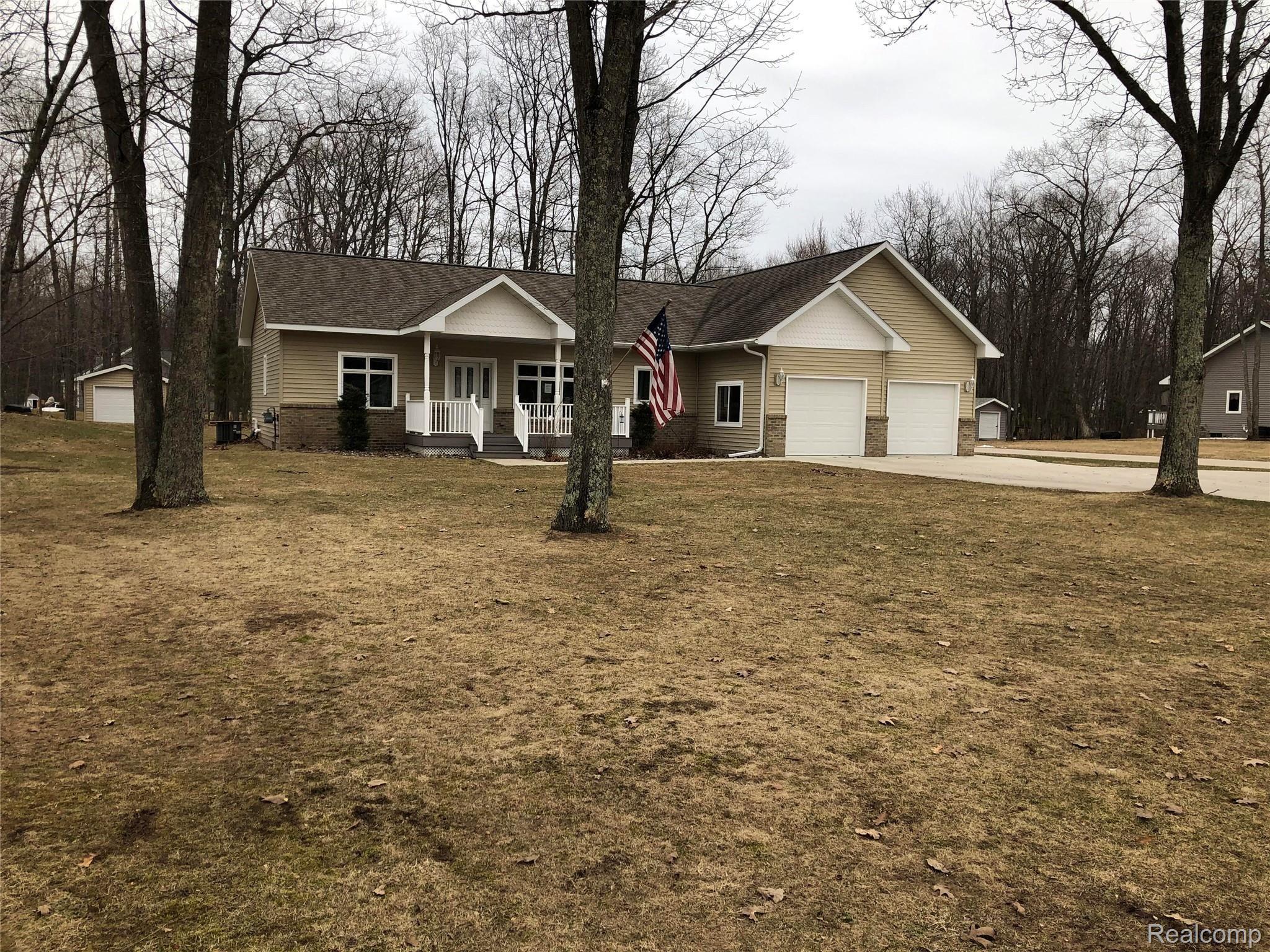 65 Tipperary Road Gladstone, MI 49837 - Photo 3 of 32 3.jpg