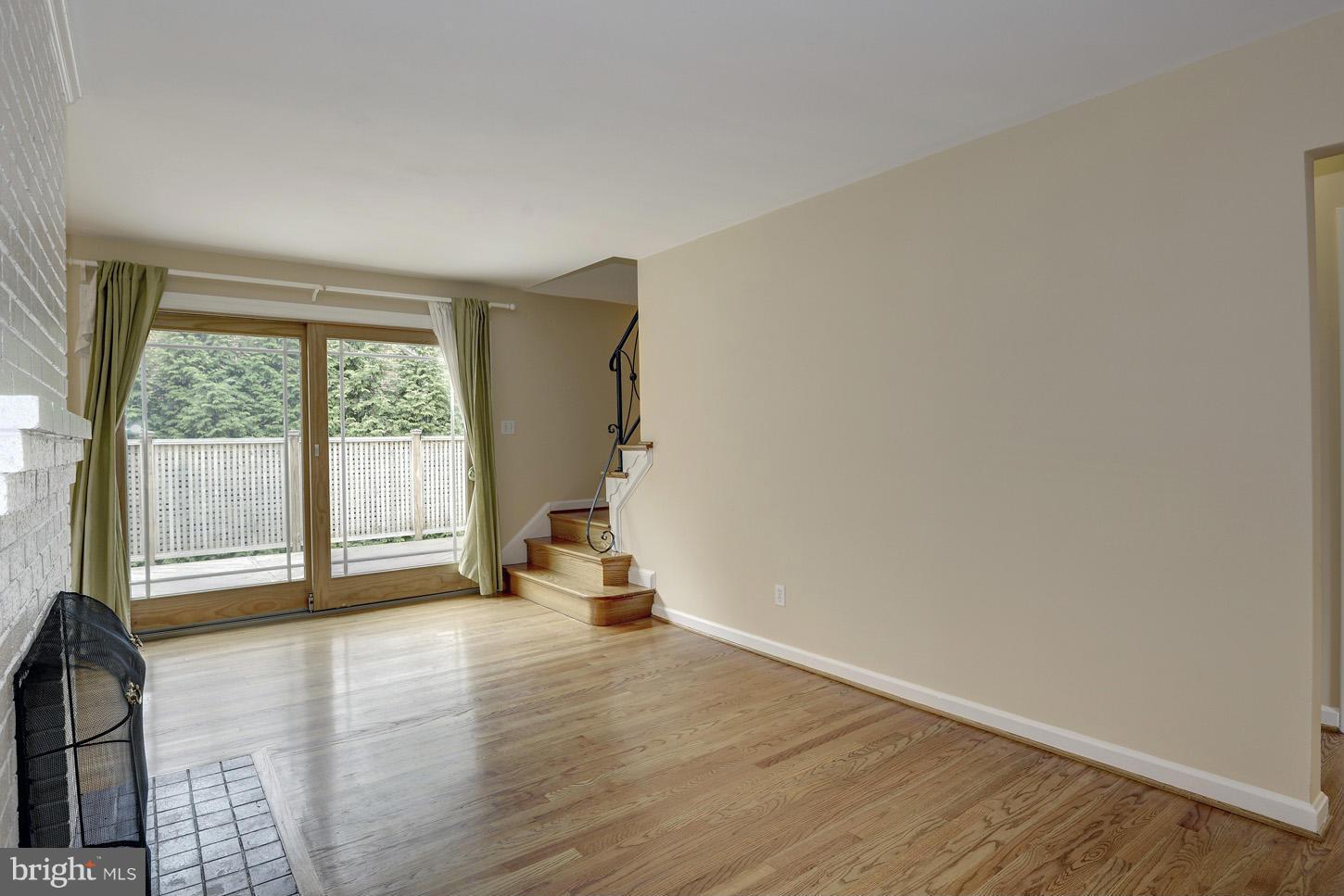 706 Lanark Way Silver Spring, MD 20901 - Photo 4 of 30 Living Room