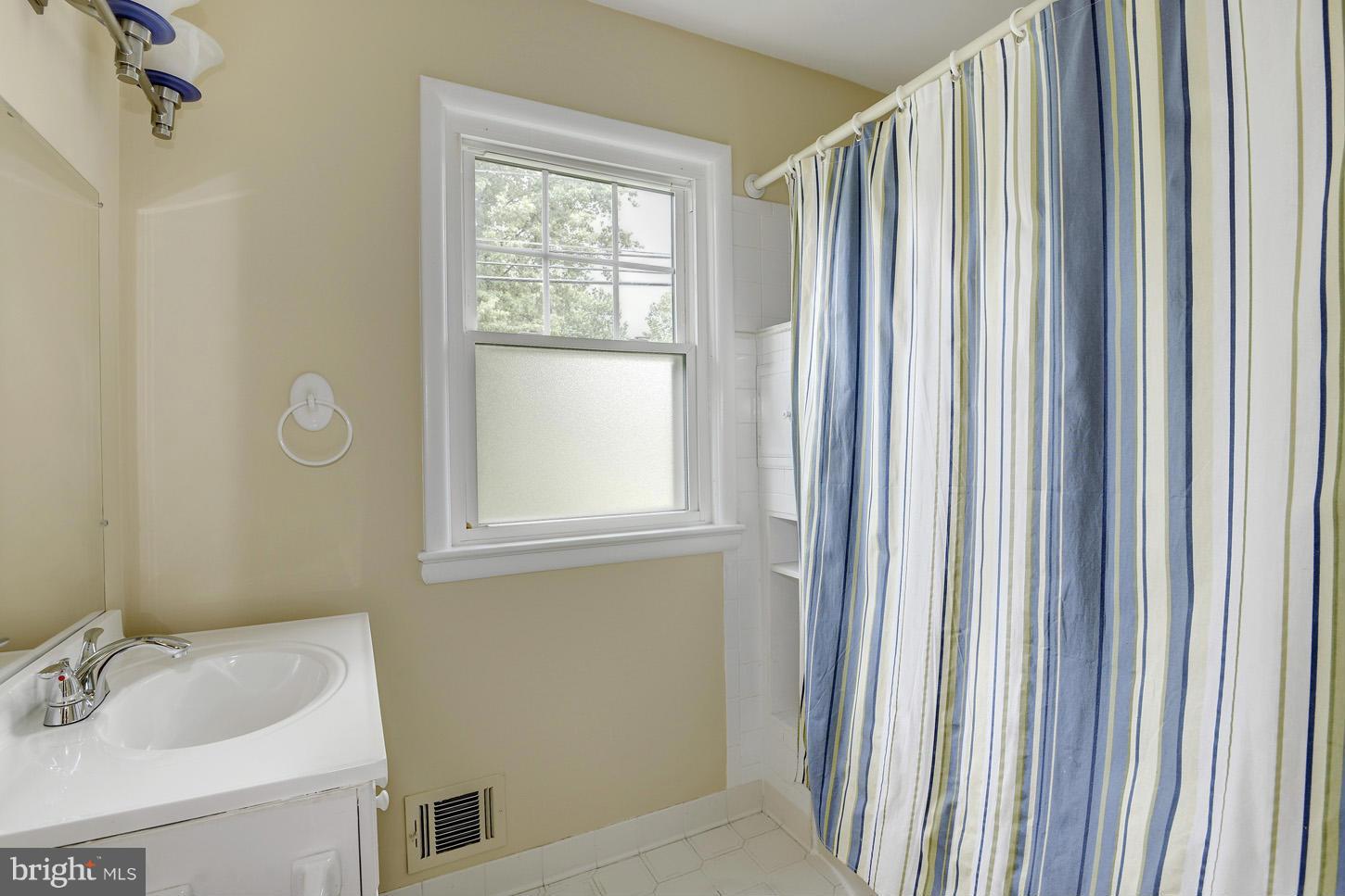 706 Lanark Way Silver Spring, MD 20901 - Photo 10 of 30 Bath
