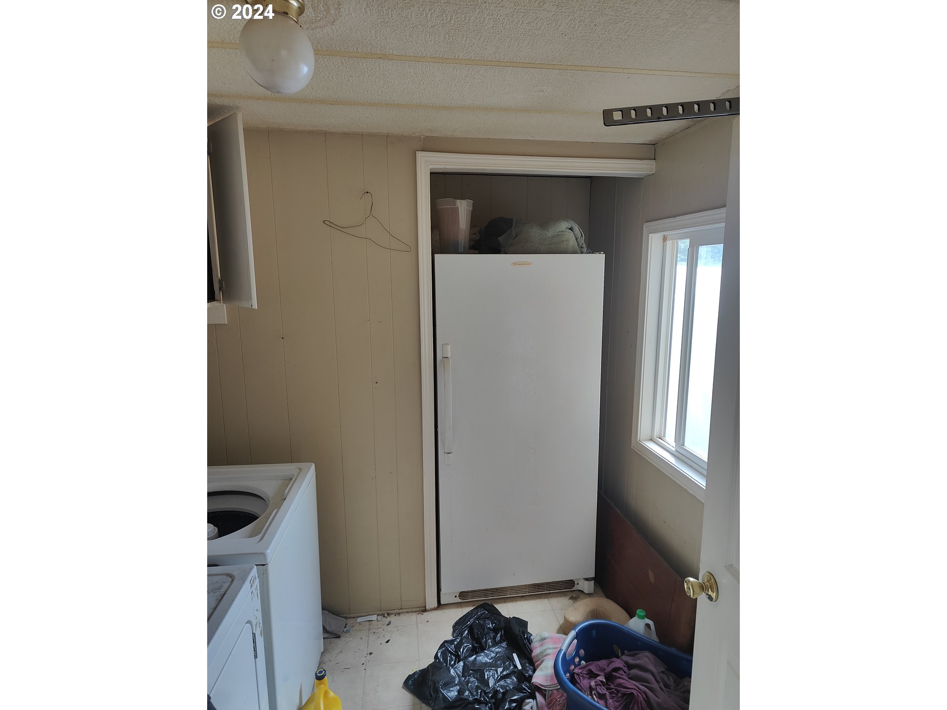 244 Bay Road Winlock, WA 98596 - Photo 12 of 29 a bedroom with a bed and a window