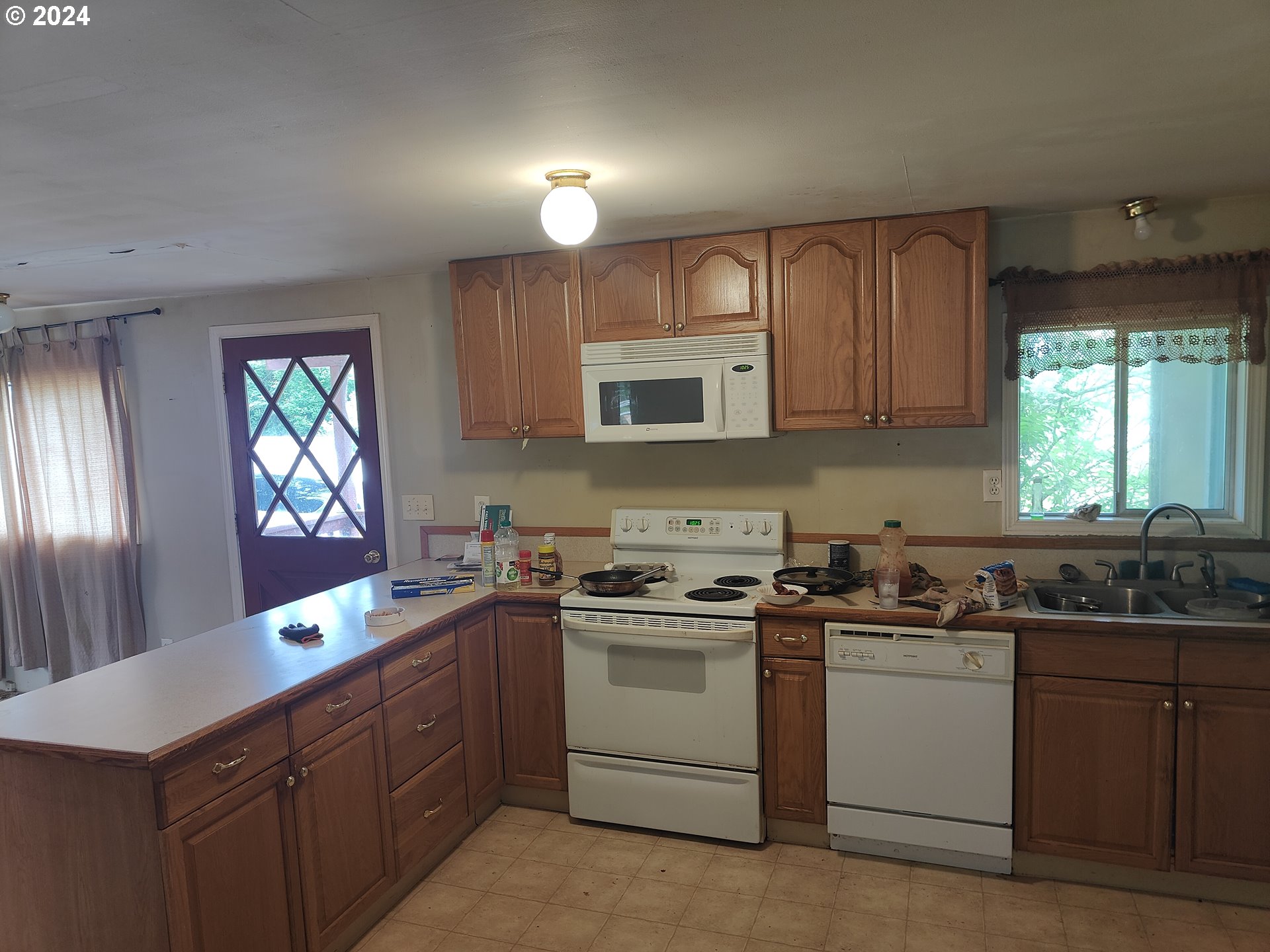 244 Bay Road Winlock, WA 98596 - Photo 25 of 29 a kitchen with a sink stove and microwave