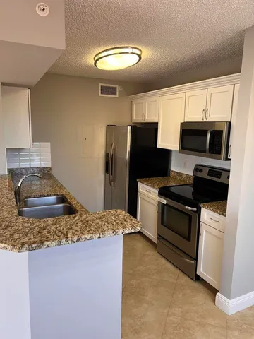 $2,250 | 1000 Scotia Drive, Unit 302, Hypoluxo, FL 33462