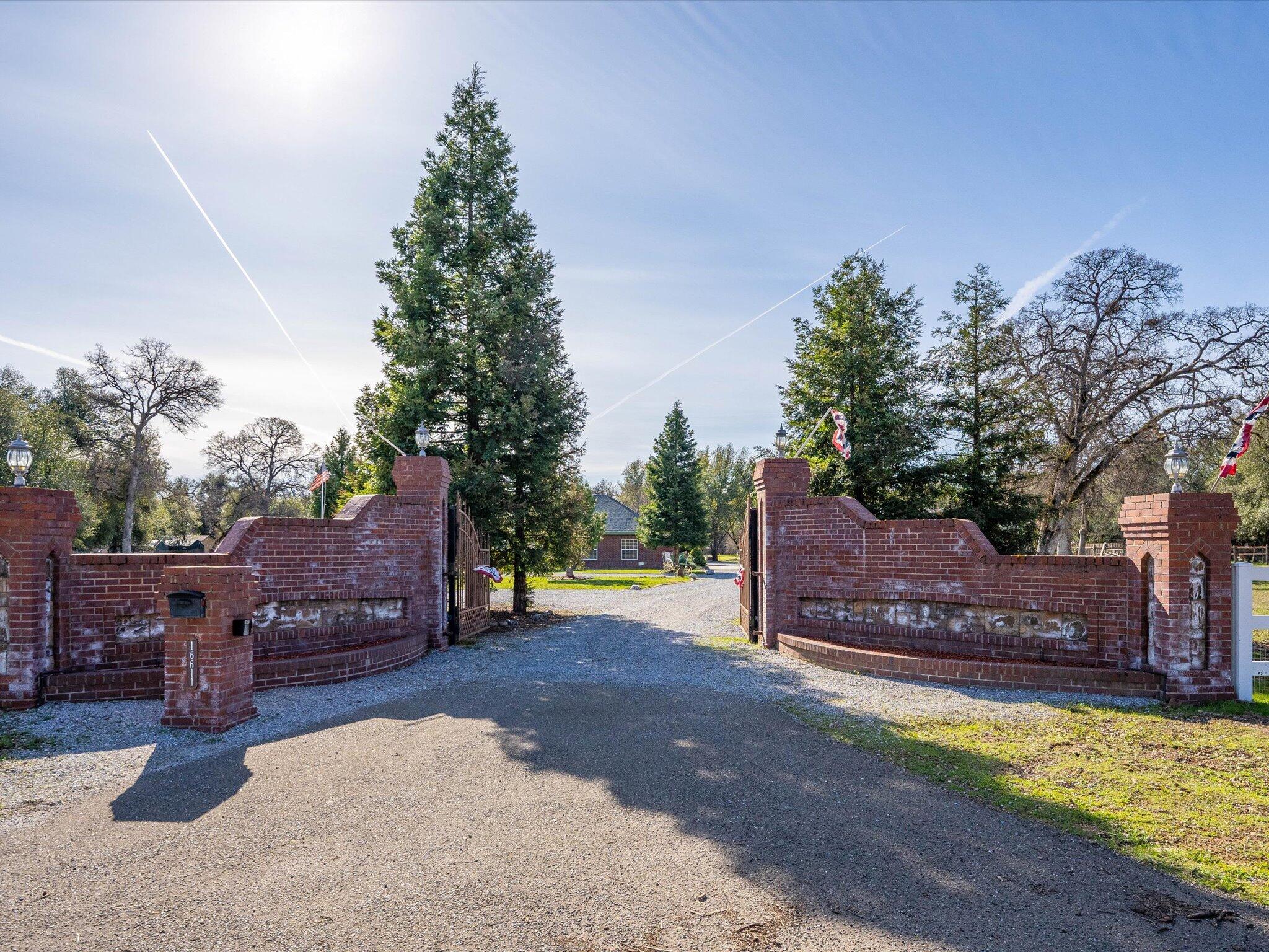 16611 Gas Point Road Cottonwood, CA 96022 - Photo 53 of 79 Grand entrance