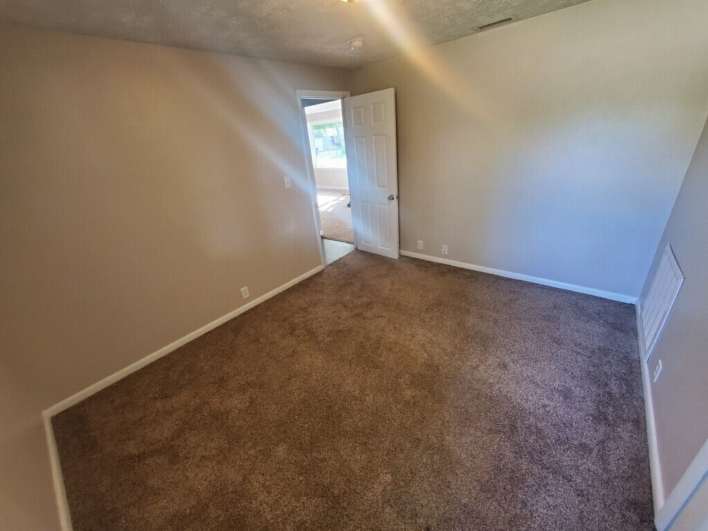 1810 South Hemlock Road Muncie, IN 47302 - Photo 8 of 19 Gallery Image 8