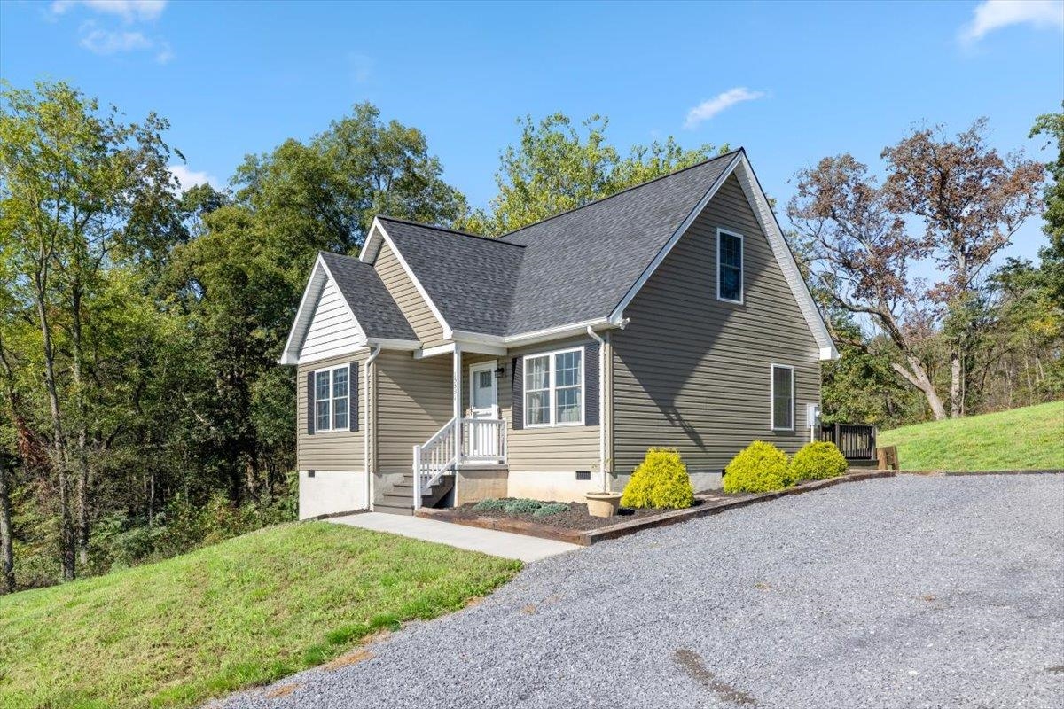 15531 Evergreen Valley Road Timberville, VA 22853 - Photo 4 of 34 a view of a house with backyard and a garden