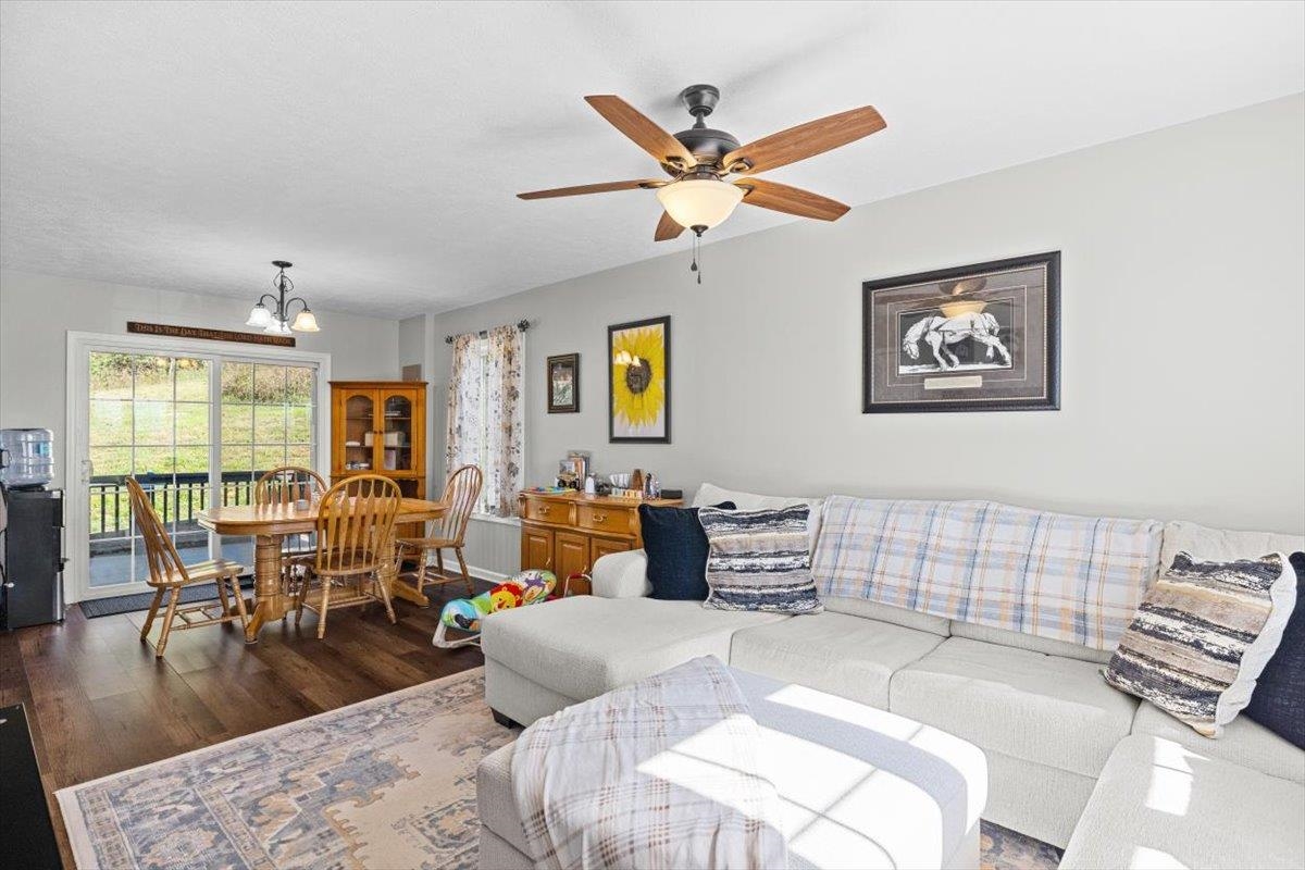 15531 Evergreen Valley Road Timberville, VA 22853 - Photo 8 of 34 a living room with furniture