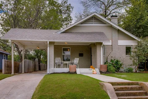 a view of a house with backyard porch and garden