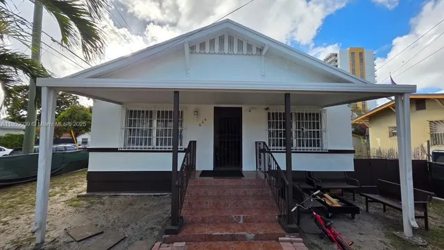 $1,050,000 | 844 Southwest 8th Court, Miami, FL 33130