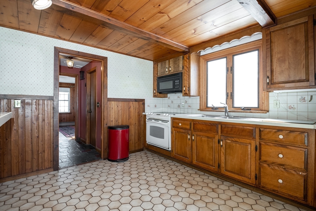 16 Jewett Road Beverly, MA 01915 - Photo 7 of 36