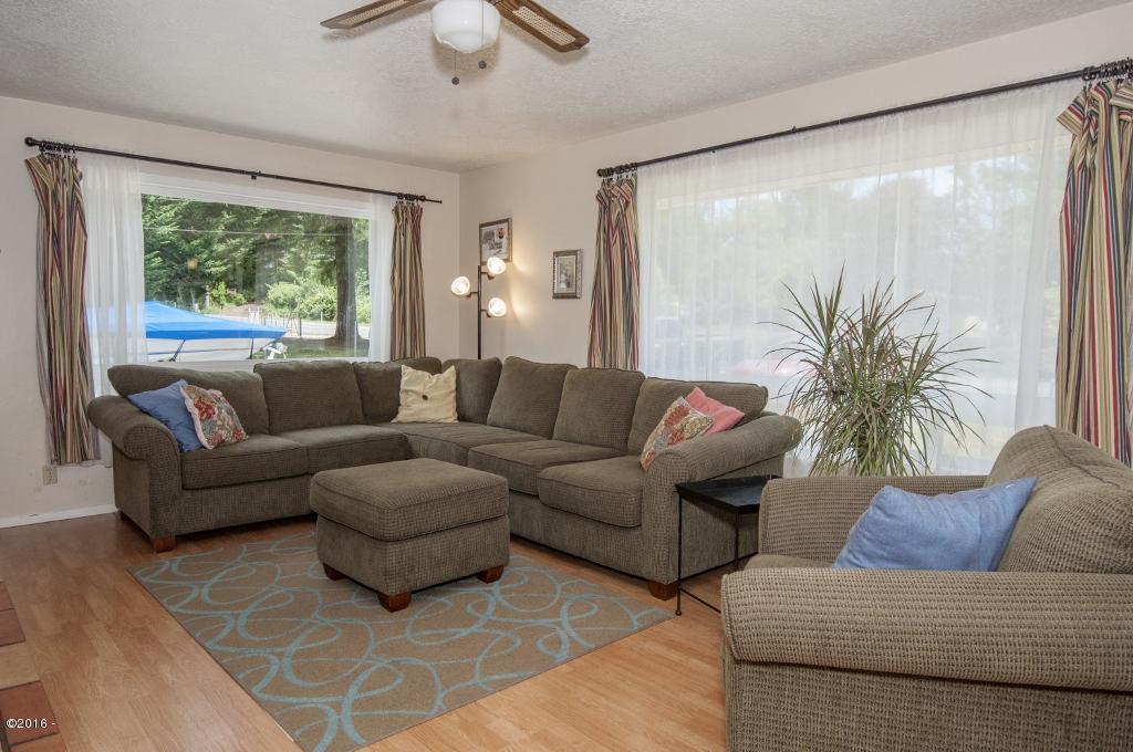 316 Old River Road Northeast Siletz, OR 97380 - Photo 4 of 37 Living Room - View 1 (1024x680)
