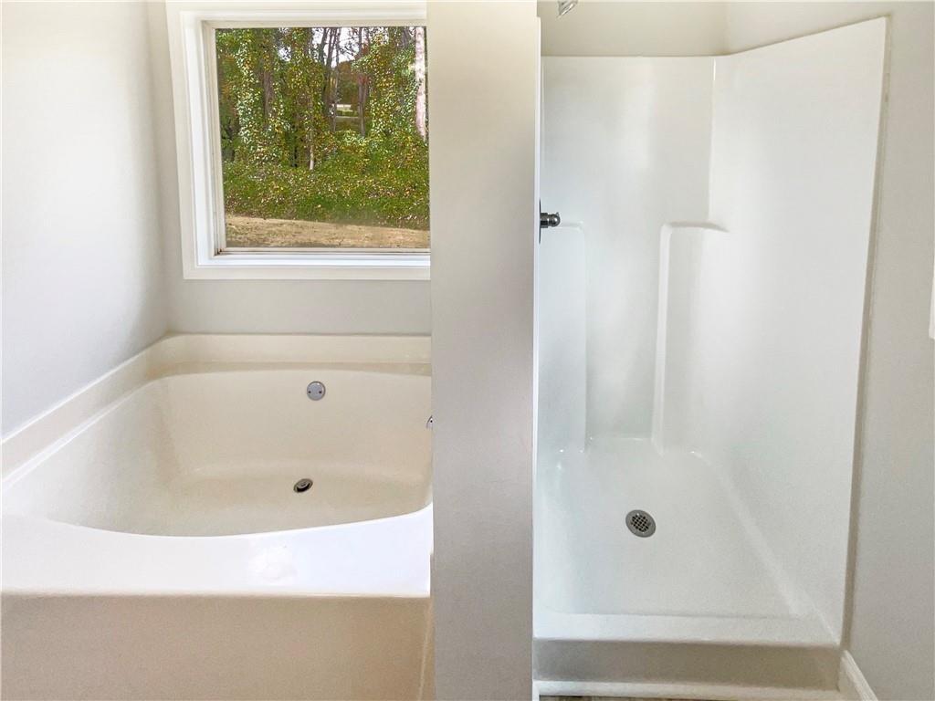 189 Hampton Drive Jefferson, GA 30549 - Photo 30 of 36 a bathroom with a bathtub