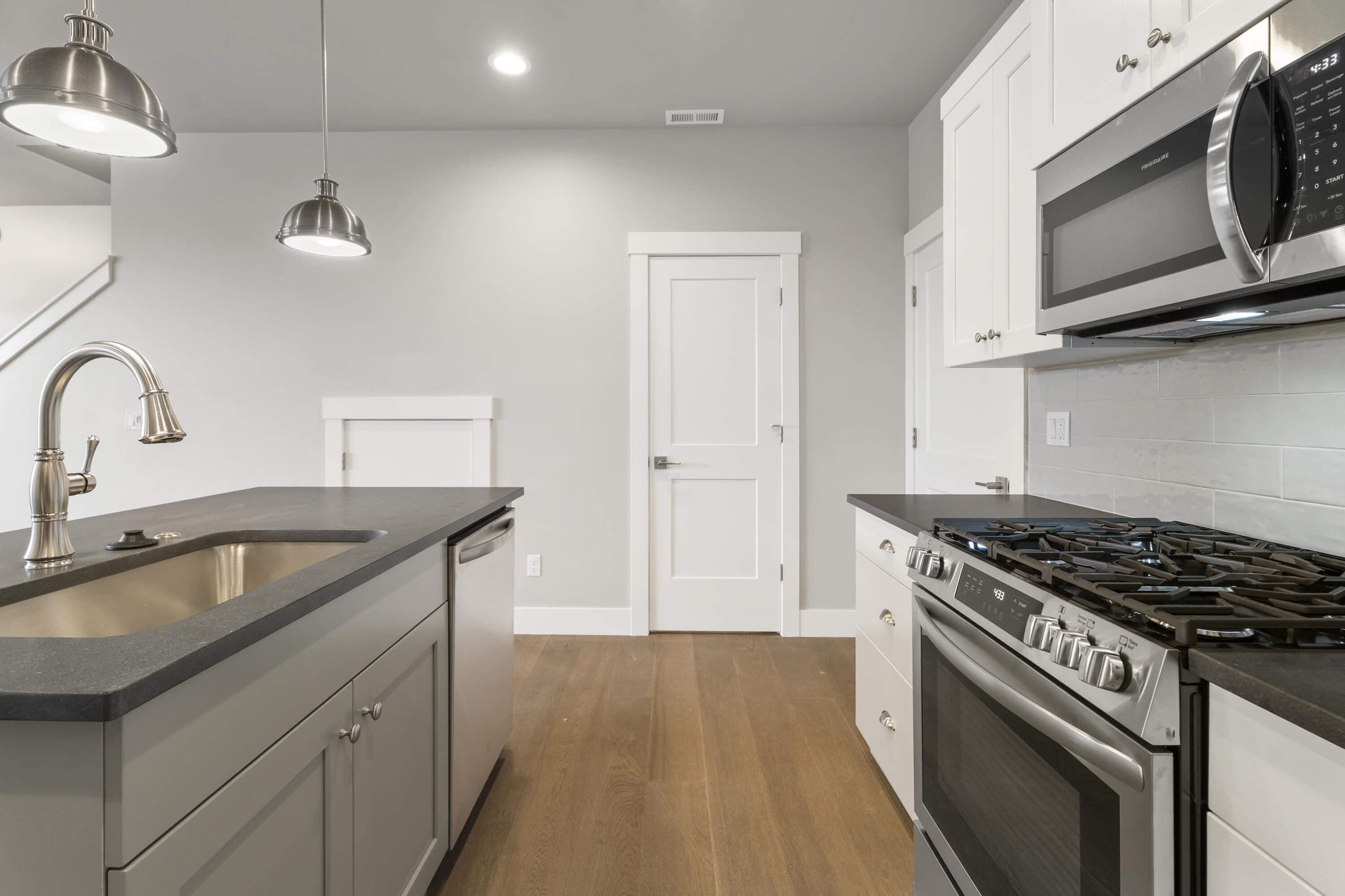 3937 Southwest Coyote Avenue, Unit LOT 154 Redmond, OR 97756 - Photo 5 of 24 09-Kitchen