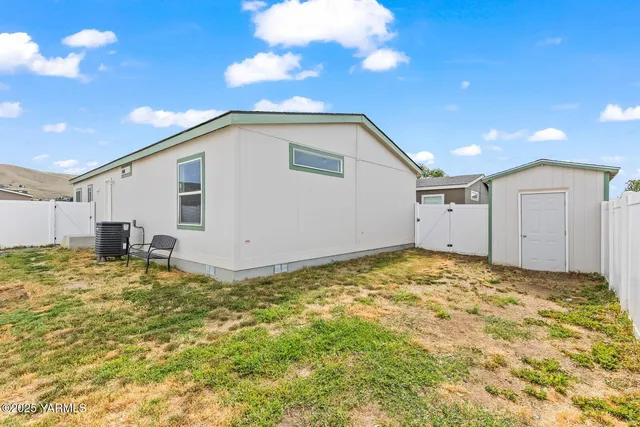 a view of a backyard