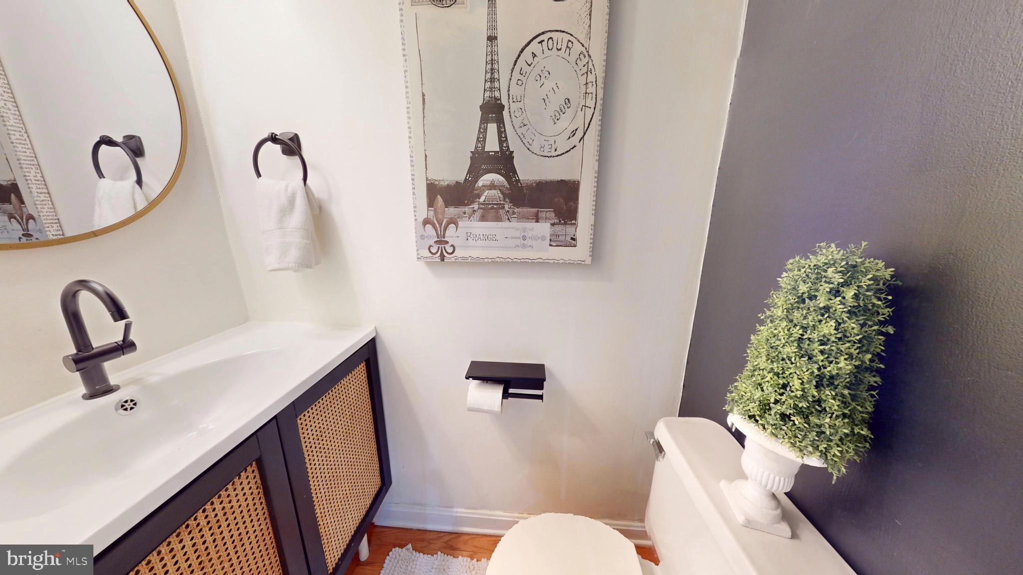 1771 Whisperhill Drive Reston, VA 20194 - Photo 13 of 44 a bathroom with a toilet sink and mirror