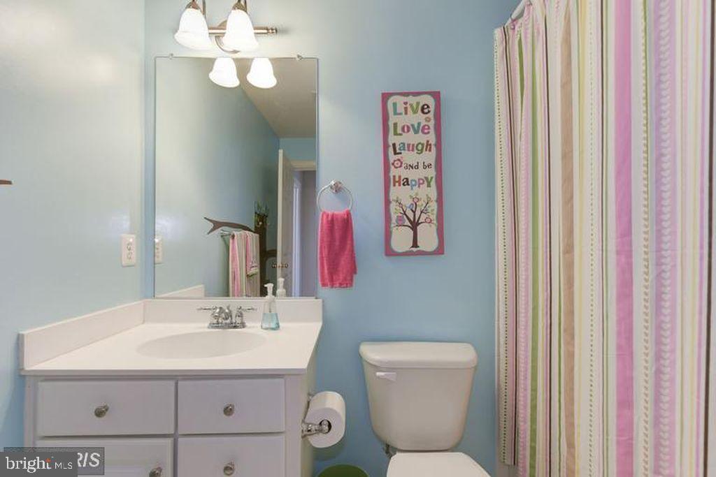 25259 Destination Square Aldie, VA 20105 - Photo 20 of 28 a bathroom with a toilet a sink and a mirror