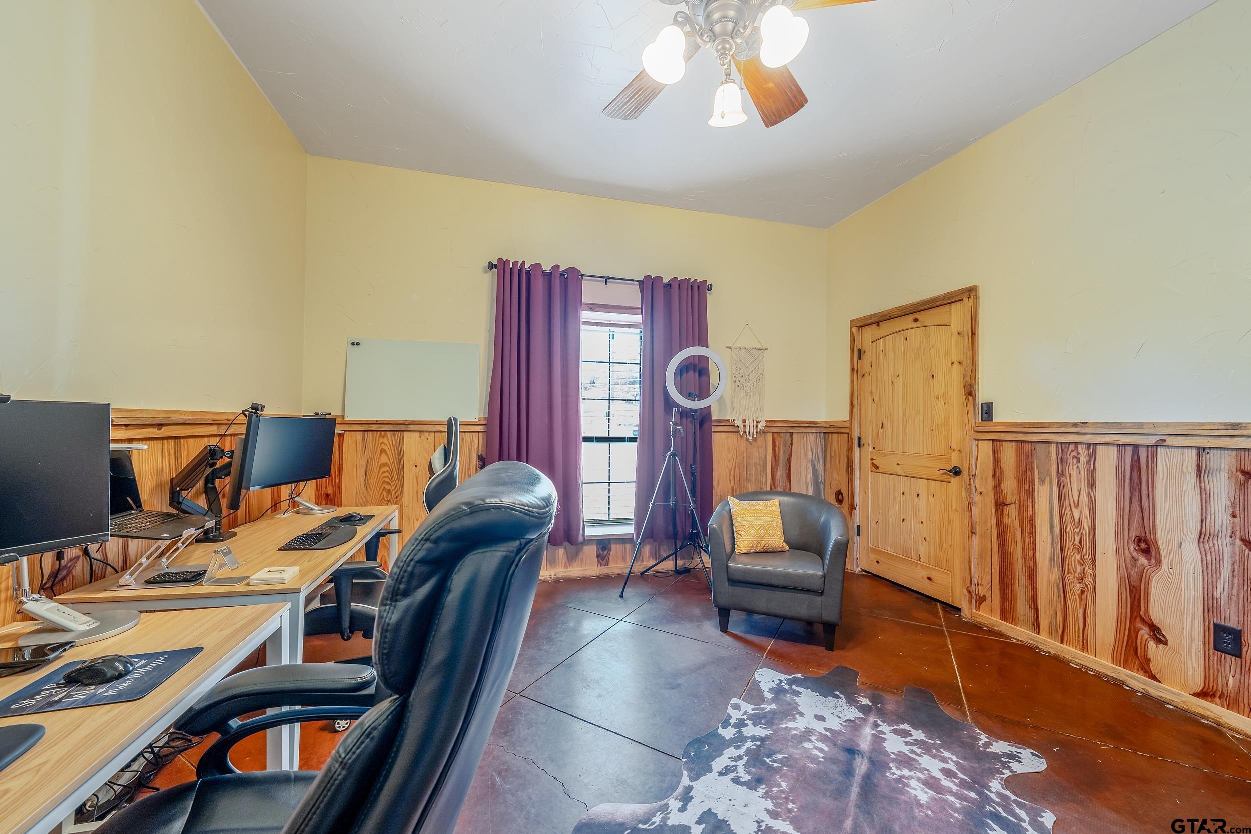 2600 Van Meter Road Kilgore, TX 75662 - Photo 25 of 48 a living room with furniture and a wooden floor