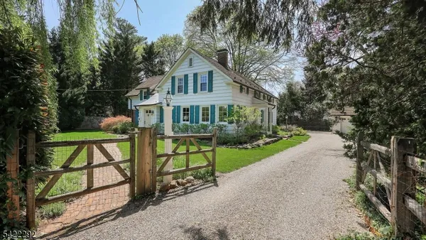 a view of house with a yard