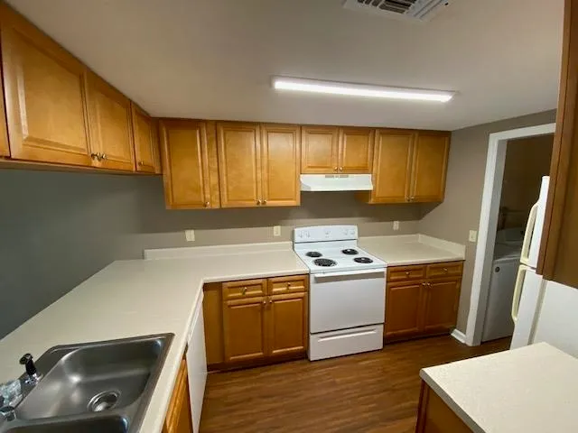 $1,300 | 5453 Sombra Del Lago Drive, Unit B, Tallahassee, FL 32303