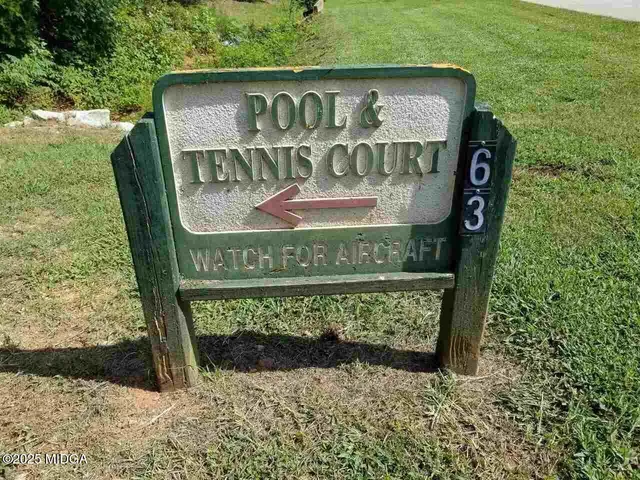 a view of outdoor area with sign board