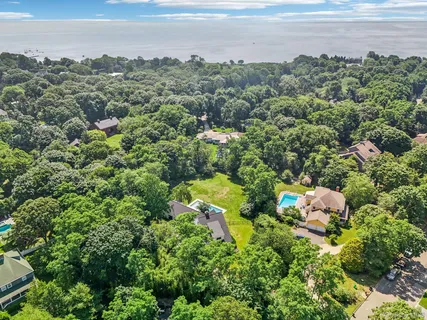 $2,395,000 | 17 Oak Meadow Lane, Bellport, NY 11713