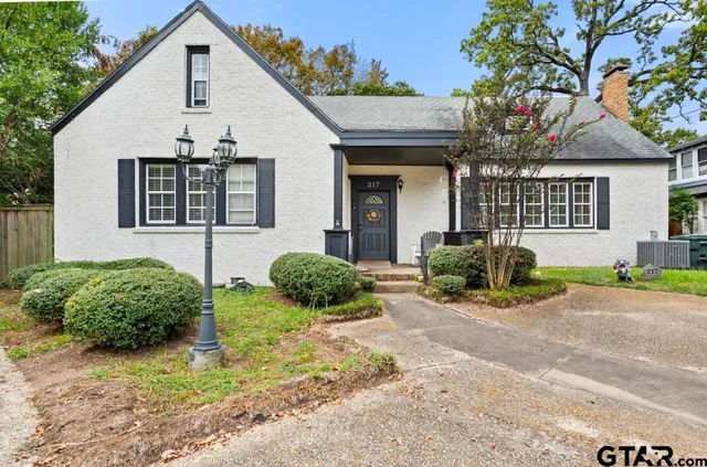 $355,000 | 217 South Vine Avenue, Tyler, TX 75702