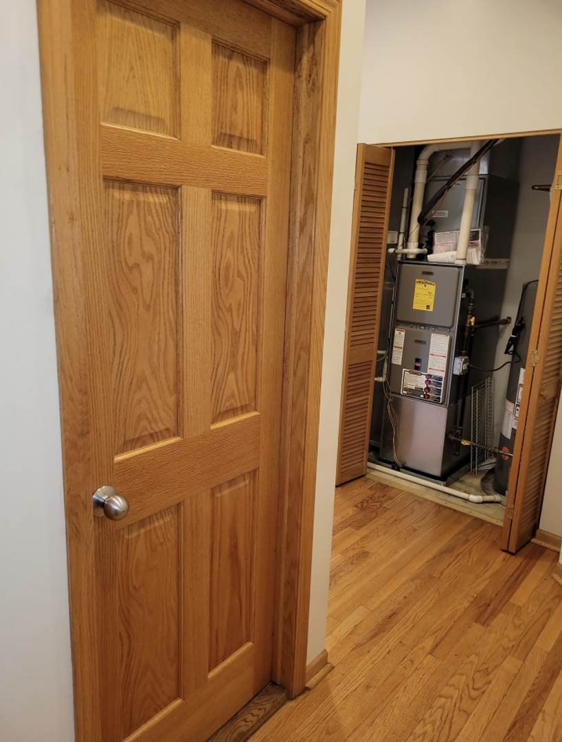 2350 West Grand Avenue Chicago, IL 60612 - Photo 6 of 8 a view of an entryway with wooden wall