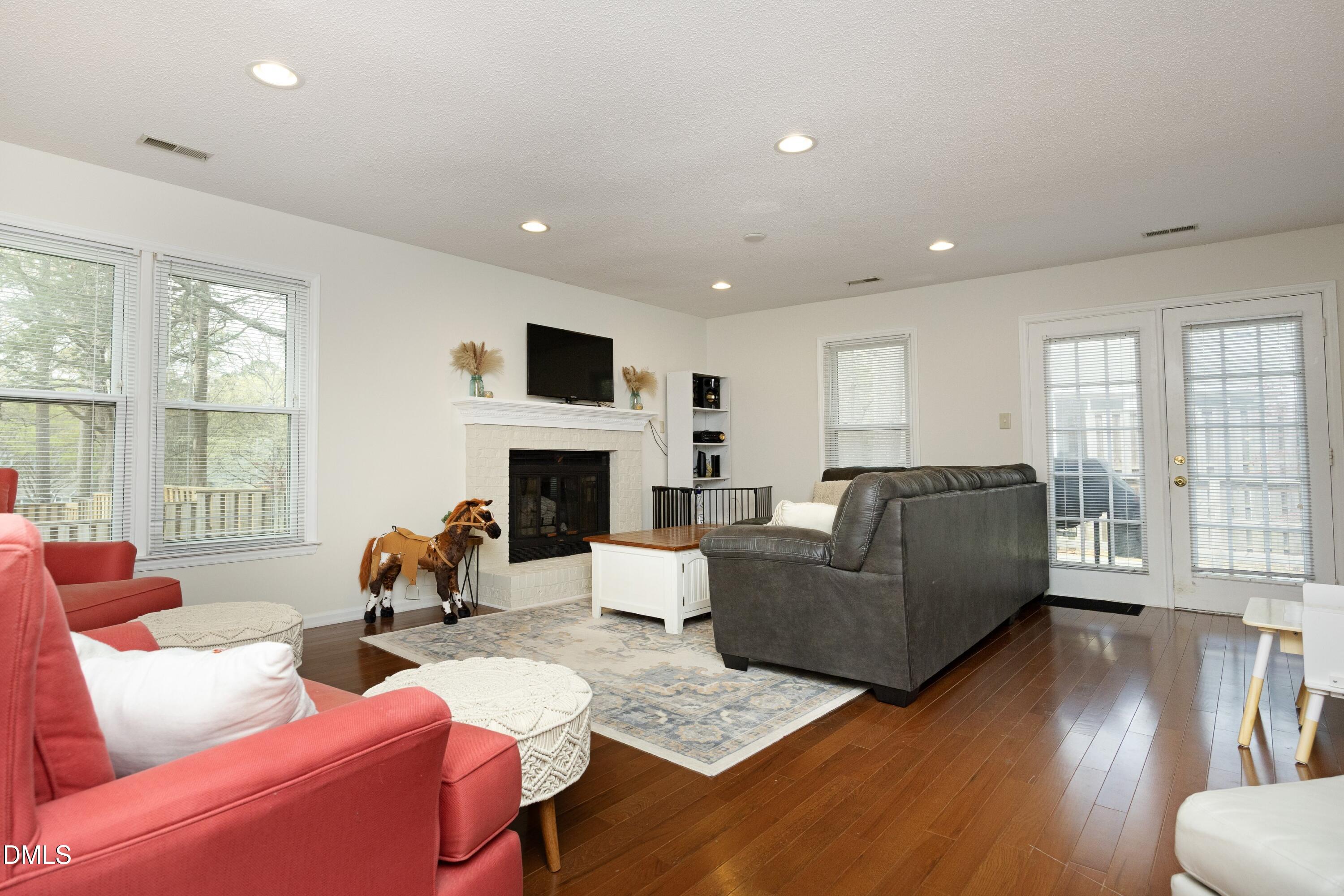 1507 Nature Court Raleigh, NC 27609 - Photo 4 of 30 10Living