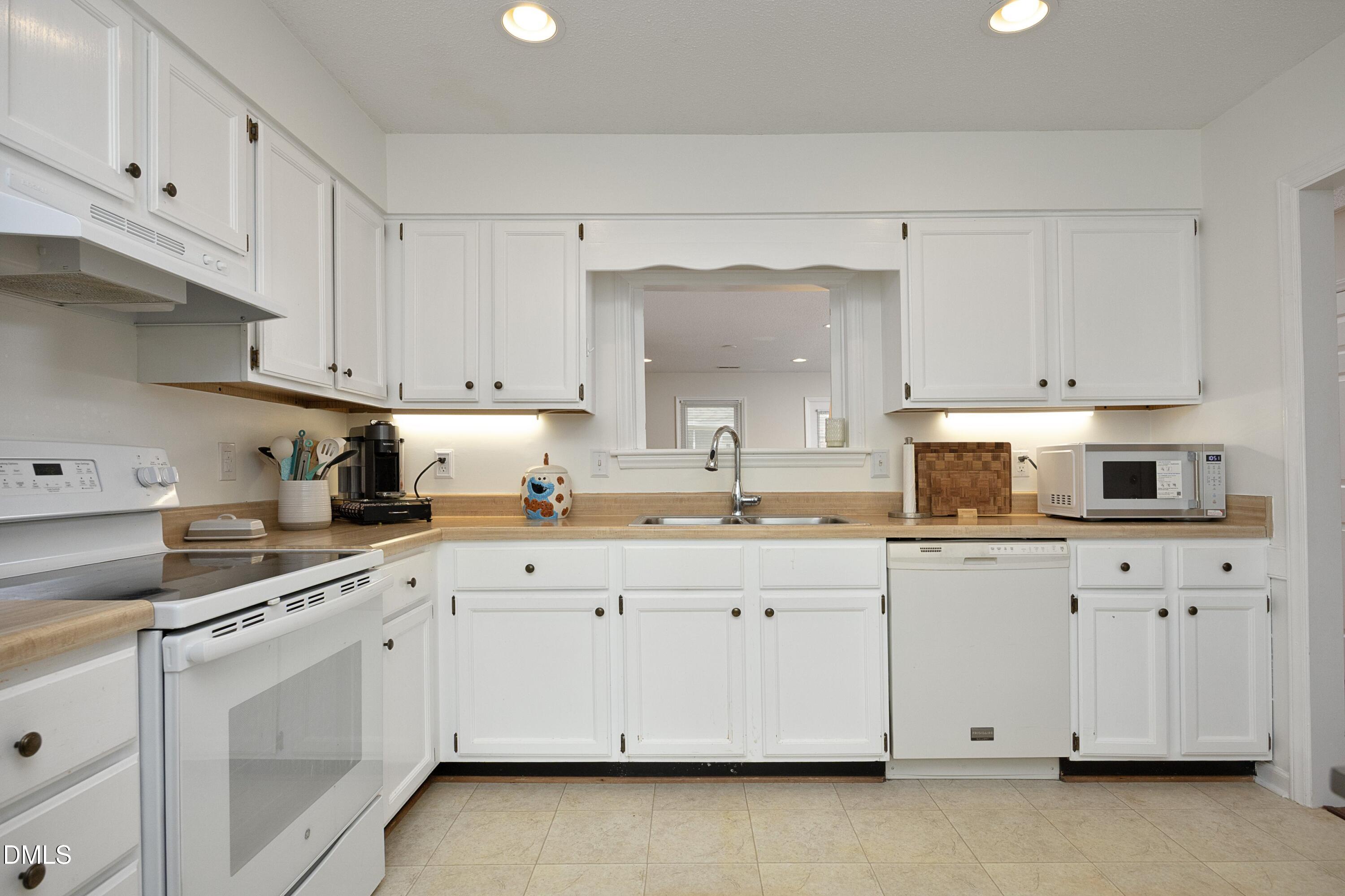 1507 Nature Court Raleigh, NC 27609 - Photo 9 of 30 06Kitchen