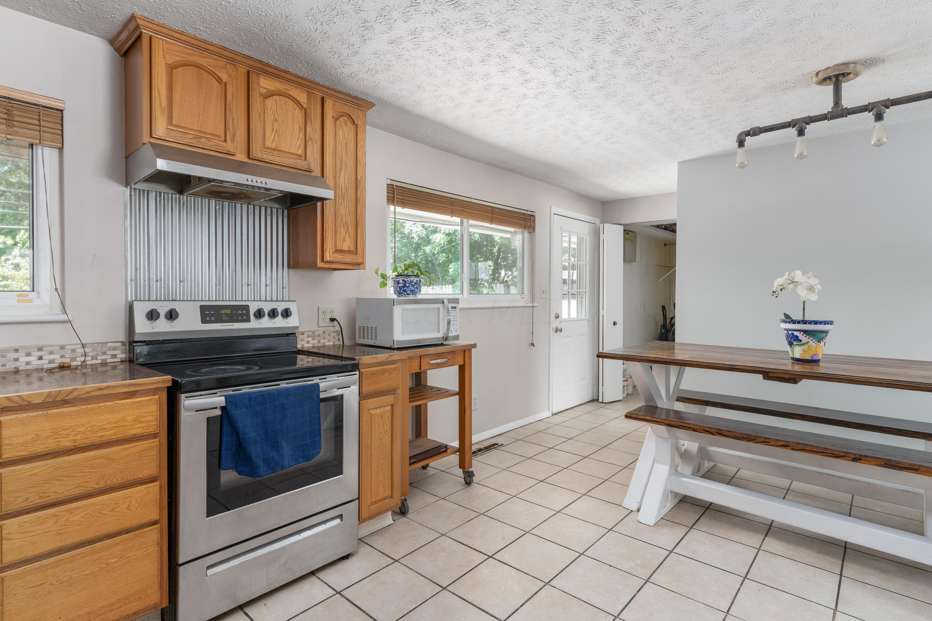 1447 Rosehill Road Reynoldsburg, OH 43068 - Photo 11 of 29 Neutral and light