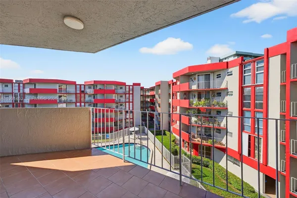 $2,650 | 1750 West 46th Street, Unit 412, Hialeah, FL 33012
