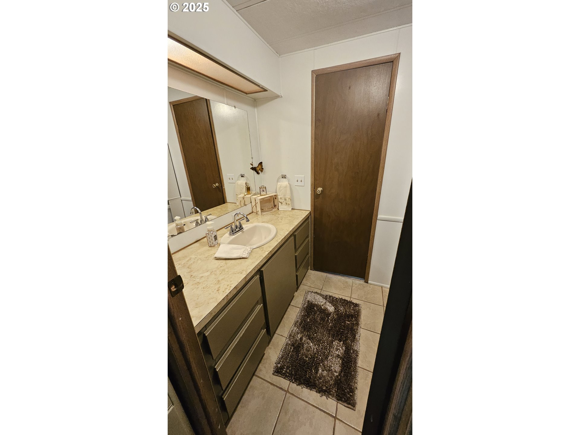 5600 Mt Solo Road Longview, WA 98632 - Photo 6 of 17 a bathroom with a sink toilet and mirror