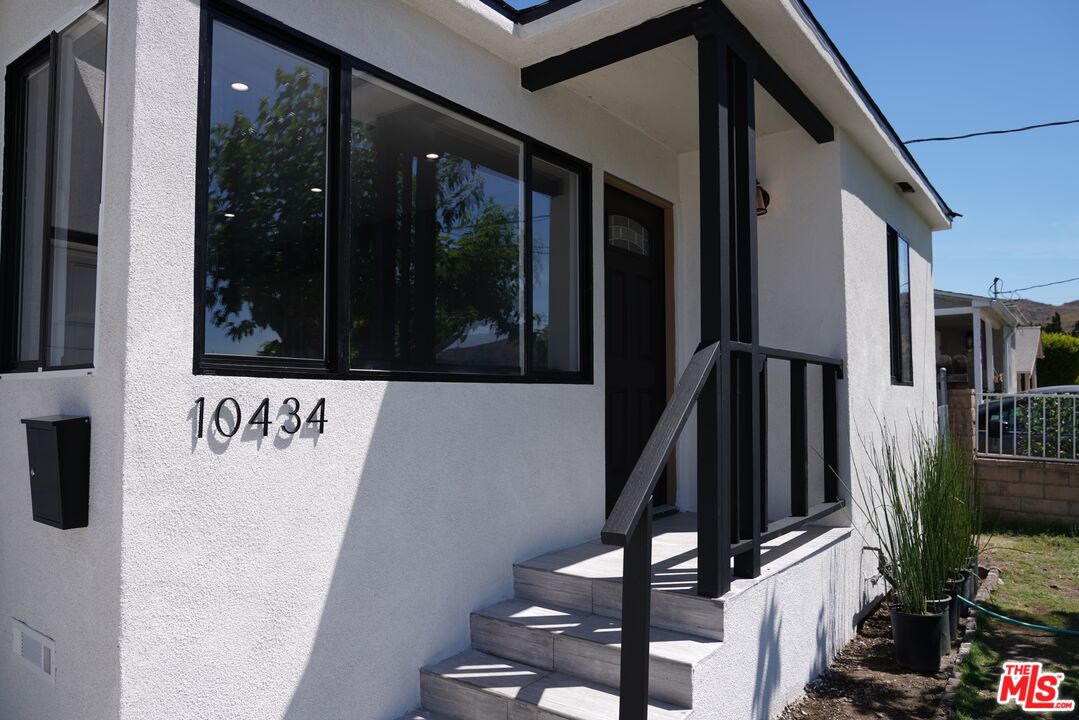 10434 Whitegate Avenue Sunland, CA 91040 - Photo 2 of 34