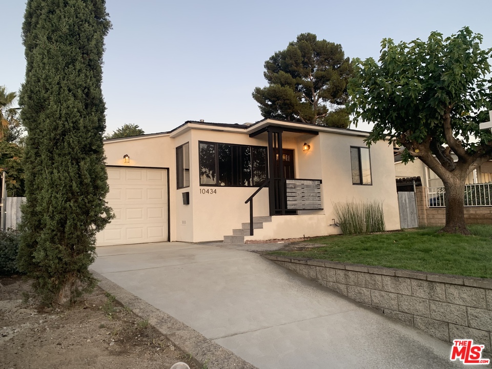 10434 Whitegate Avenue Sunland, CA 91040 - Photo 3 of 34