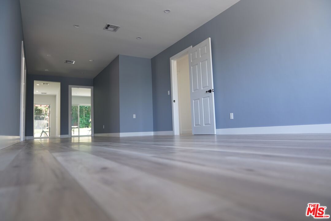 10434 Whitegate Avenue Sunland, CA 91040 - Photo 5 of 34