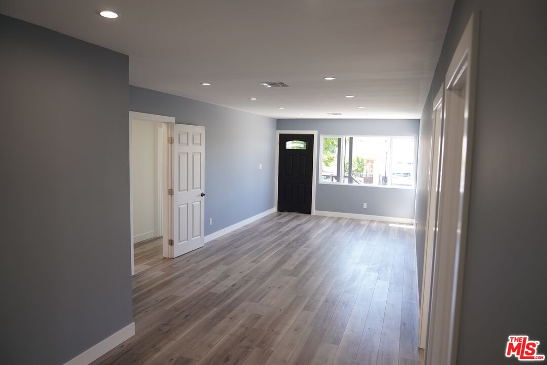 10434 Whitegate Avenue Sunland, CA 91040 - Photo 7 of 34