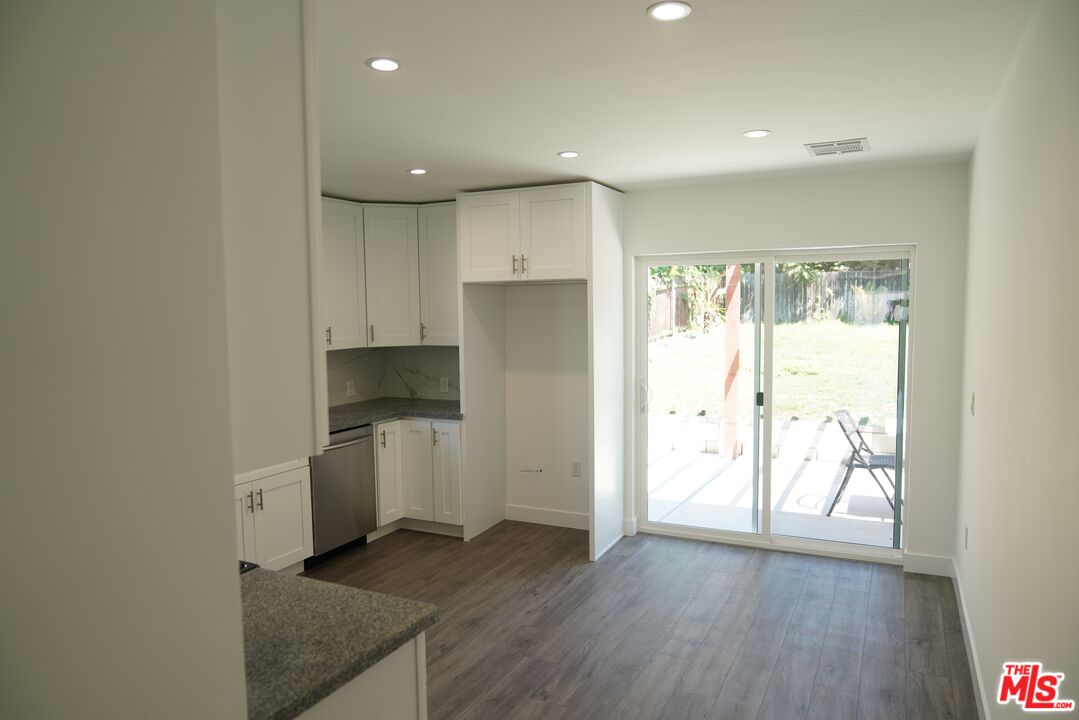 10434 Whitegate Avenue Sunland, CA 91040 - Photo 8 of 34