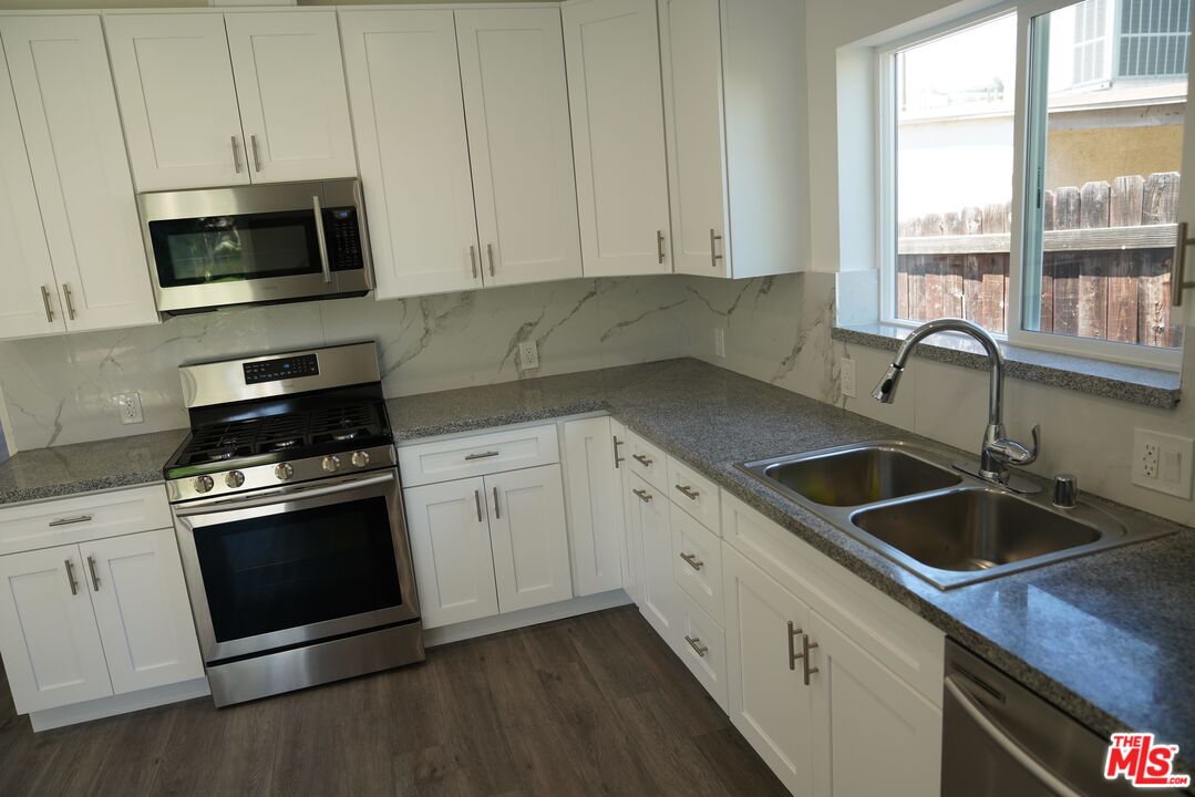 10434 Whitegate Avenue Sunland, CA 91040 - Photo 9 of 34