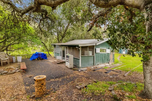 a view of yard with green space and trees around
