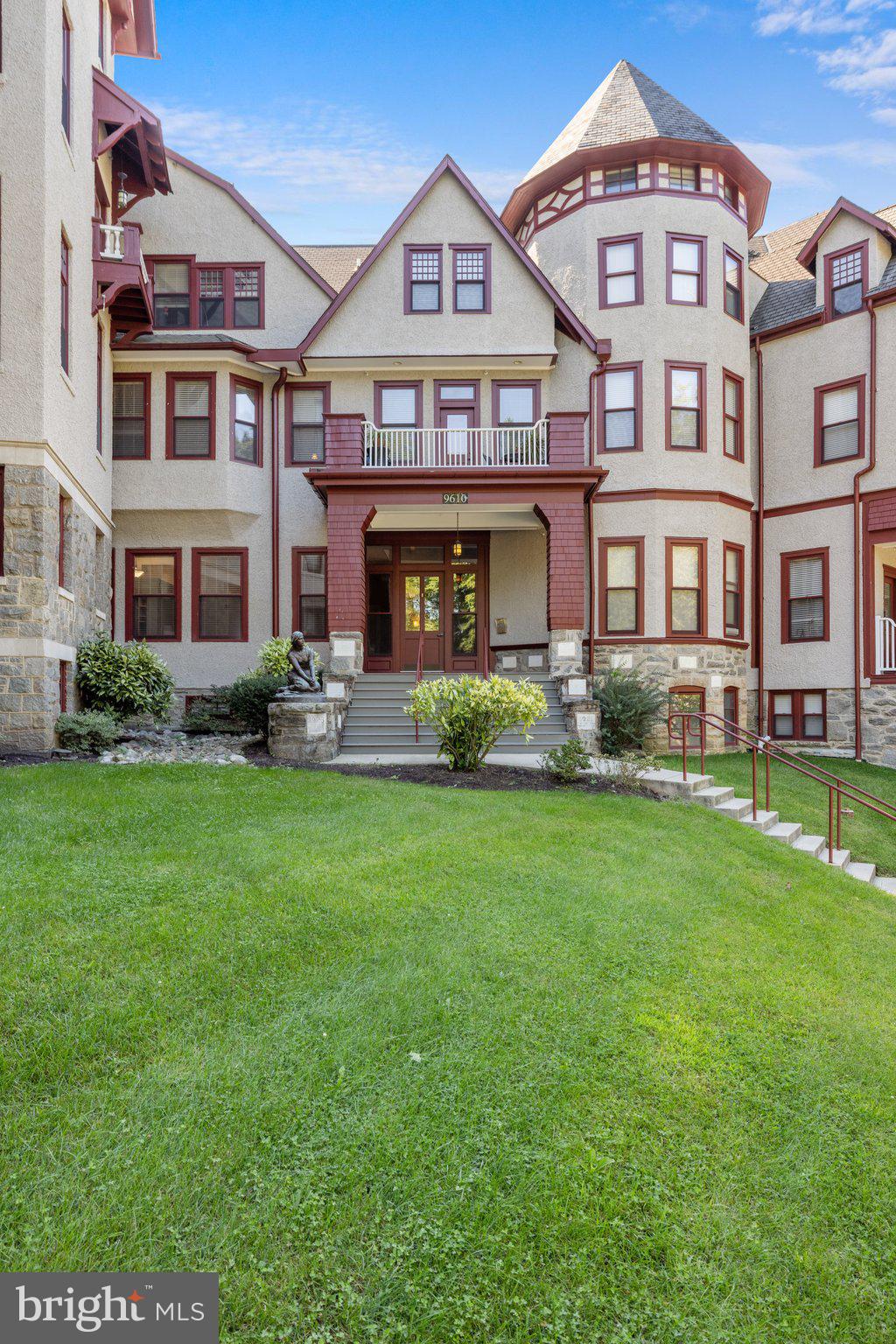 Balcony above the entrance is SH 205!!