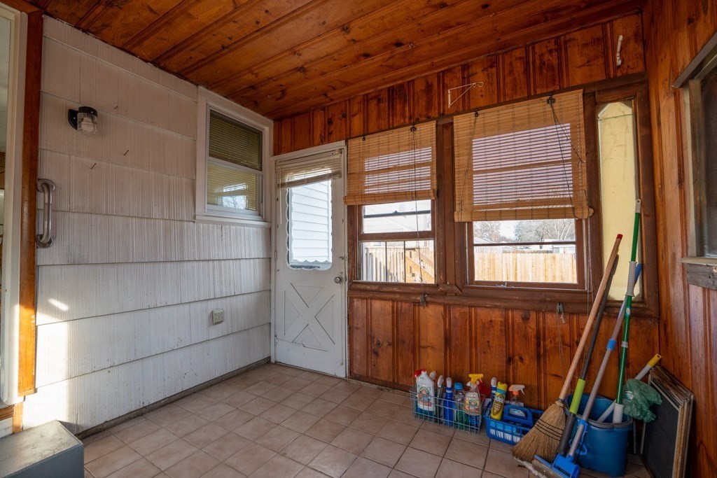 281 Hartwick Street Springfield, MA 01108 - Photo 20 of 29