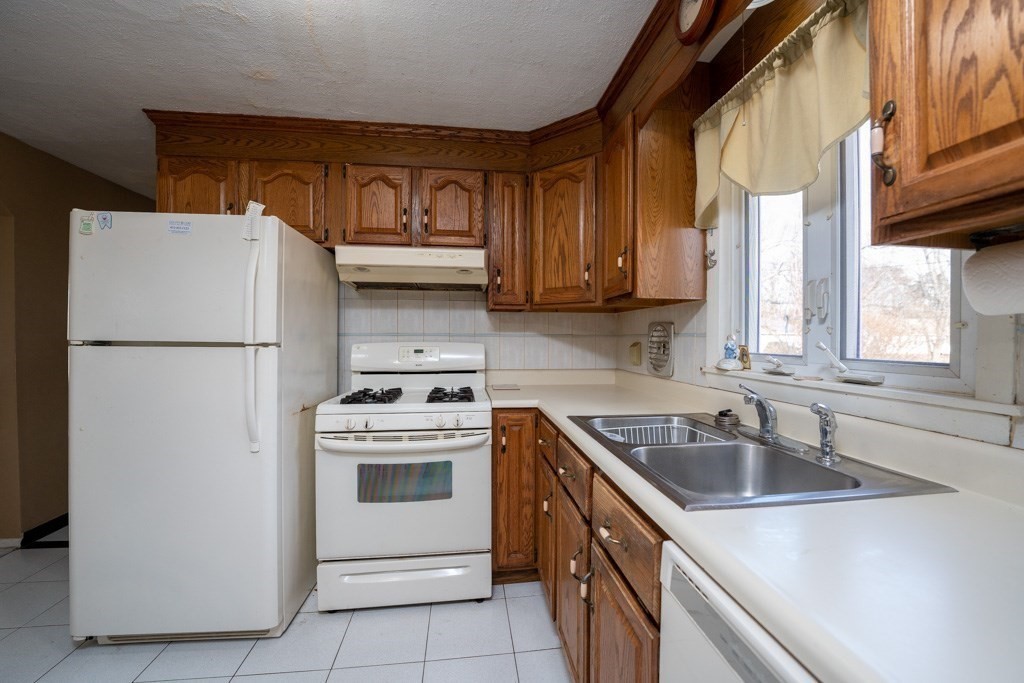 281 Hartwick Street Springfield, MA 01108 - Photo 5 of 29